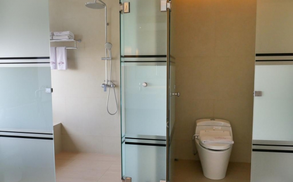 Tampilan Bathroom Hotel di SUSAN Spa & Resort