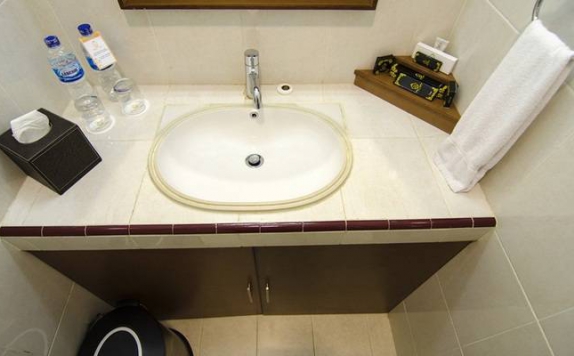 Tampilan Bathroom Hotel di Sutan Raja Hotel Kolaka