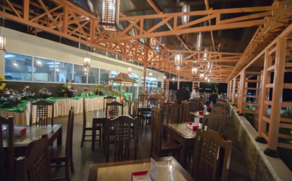 Tampilan Restoran Hotel di Sutan Raja Hotel Kolaka
