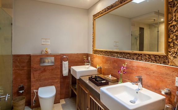 Junior Suite Bathroom di Svarga Loka Resort