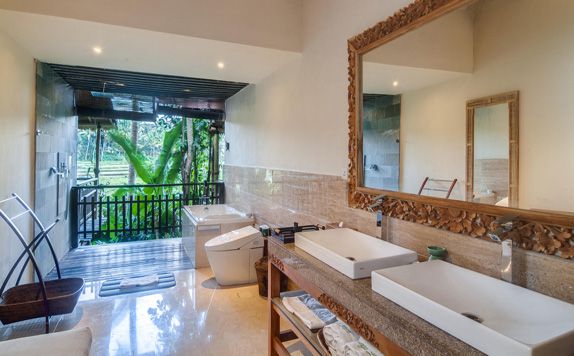 Master Suite Bathroom di Svarga Loka Resort