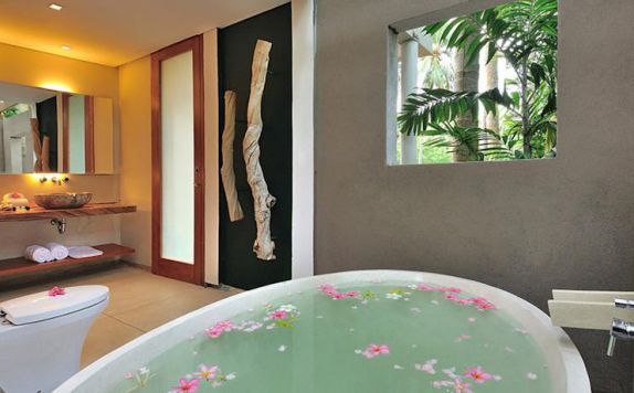 Naima Bathroom di Svarga Resort