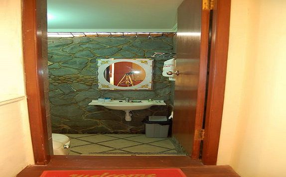 Kamar mandi di Swaloh Resort & Spa