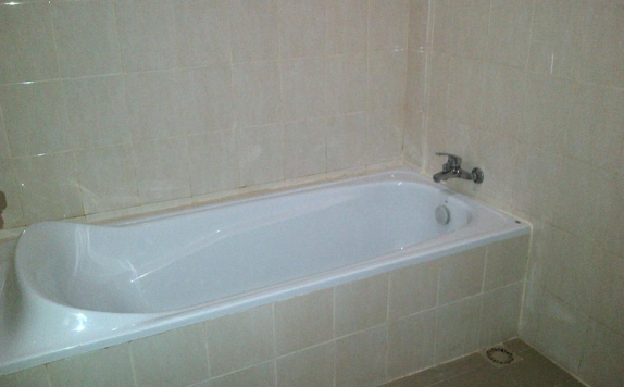 Tampilan Bathroom Hotel di Swandewi Homestay