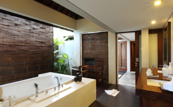 Tampilan Bathroom Hotel di Swarapadi Villa