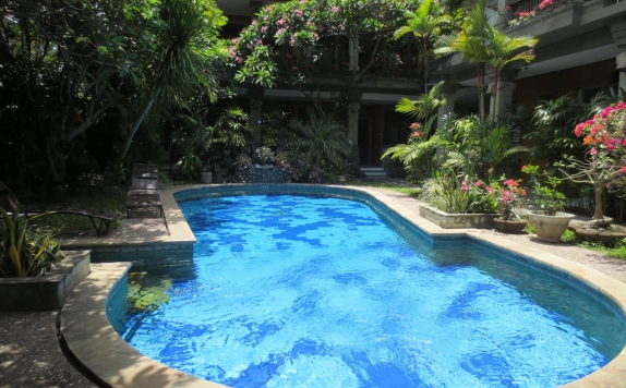 Outdoor Pool Hotel di Swastika Guest House