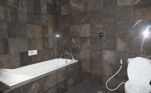 Tampilan Bathroom Hotel di Swastika Guest House