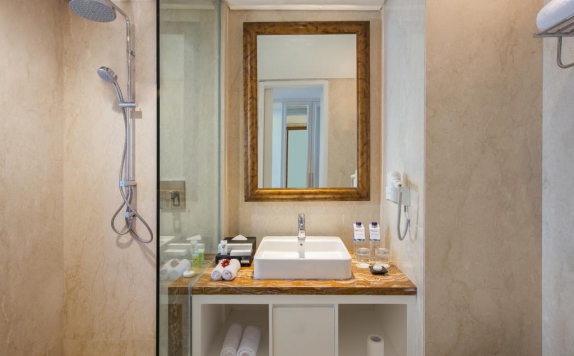 Tampilan Bathroom Hotel di Swiss-Belboutique Yogyakarta