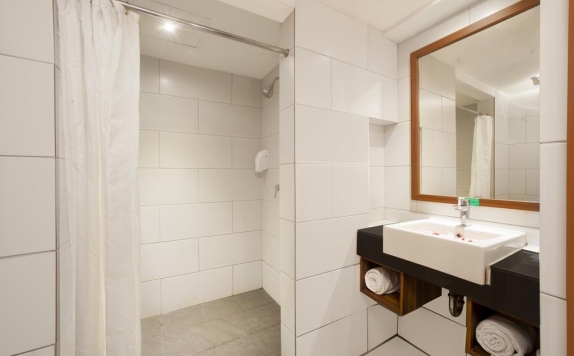 Tampilan Bathroom Hotel di Swiss-Belexpress Kuta, Legian
