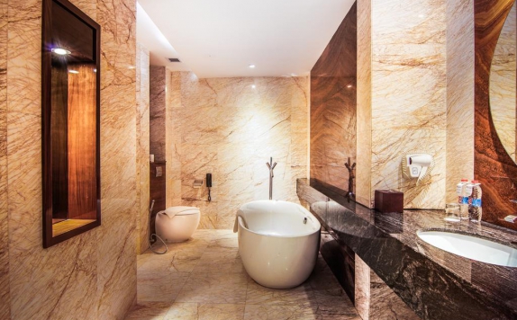 Tampilan Bathroom Hotel di Swiss-Belhotel Harbour Bay