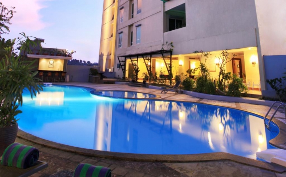 Swimming Pool di Swiss-Belhotel Maleosan Manado