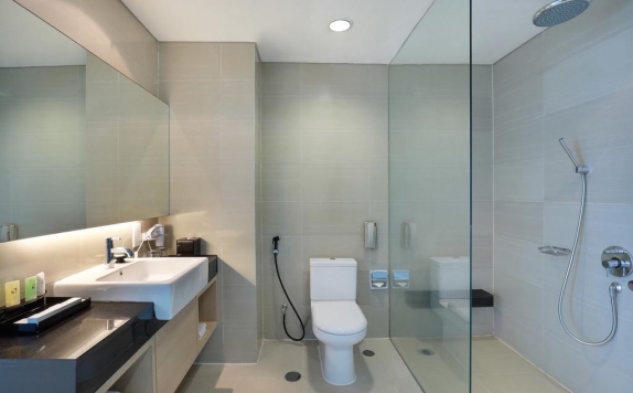 Bathroom di Swiss-Belhotel Mangga Besar Jakarta