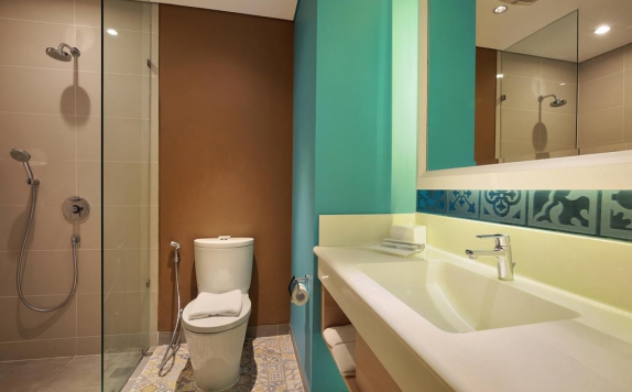 Tampilan Bathroom Hotel di Swiss-Belinn Saripetojo Solo