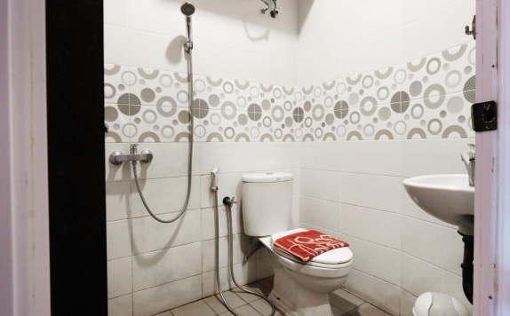 Tampilan Bathroom Hotel di Tab Capsule Hotel