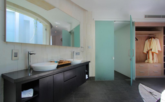 Tampilan Bathroom Hotel di Taman Mesari Luxury Villa