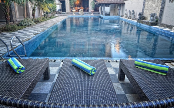 swimming pool di Taman Rosani Hotel & Villa