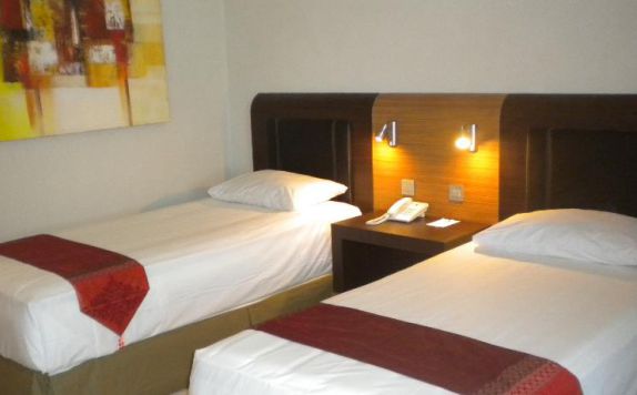 guest room twin bed di Taman Suci Hotel