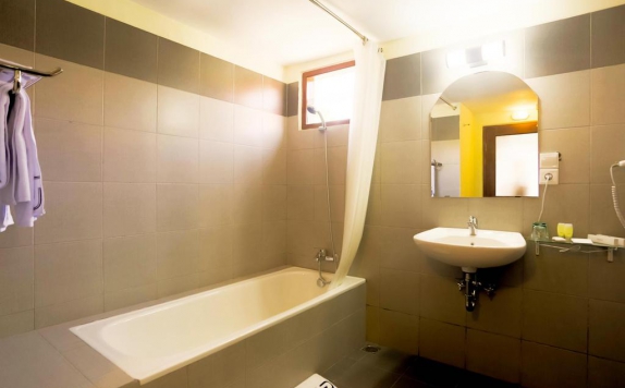 Bathroom di Taman Surgawi Resort and Spa (Formerly Taman Ujung Resort and Spa)