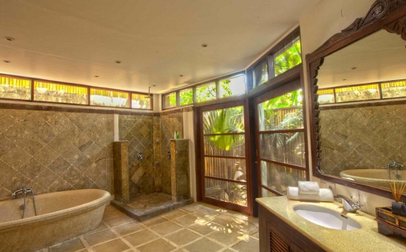 bathroom di Taman Wana Seminyak Luxury Villa Resort