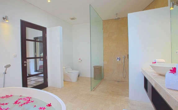 bathroom di Taman Wana Seminyak Luxury Villa Resort