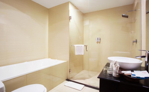 Bathroom di TARA Hotel Yogyakarta