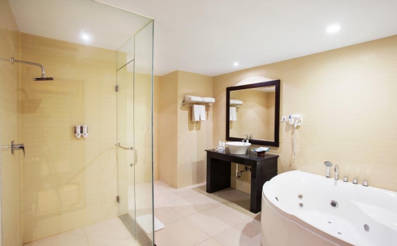 Bathroom di TARA Hotel Yogyakarta