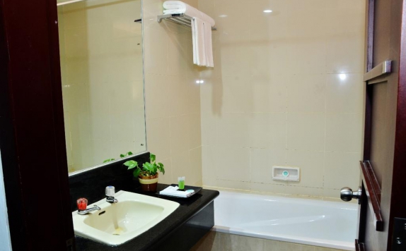 Bathroom di Tarakan Plaza Hotel