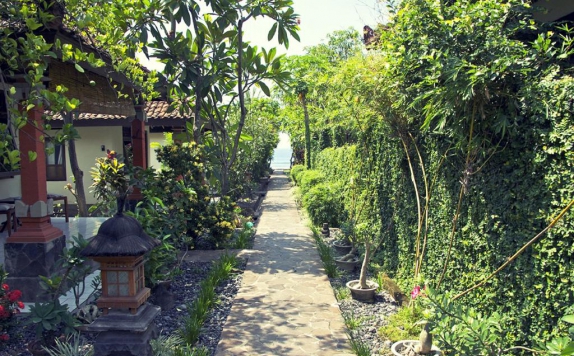 Tampilan Taman Hotel di Temple Cafe and Seaside Cottages