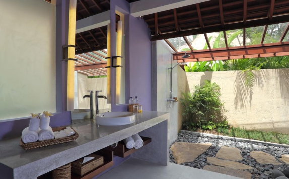 Tampilan Bathroom Hotel di Temuku Villas Ubud