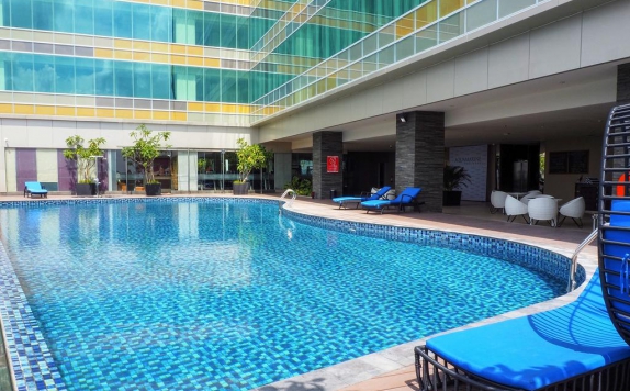 Swimming pool di The Alana Hotel and Convention Center Solo