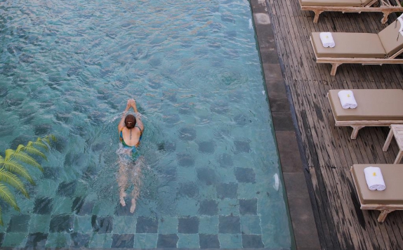 Outdoor Pool Hotel di The Alena Resort Ubud