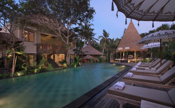 Outdoor Pool Hotel di The Alena Resort Ubud