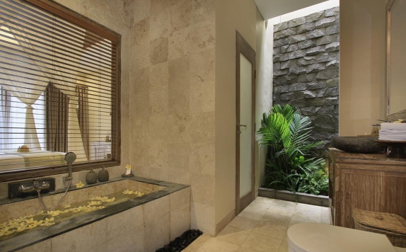 Tampilan Bathroom Hotel di The Alena Resort Ubud