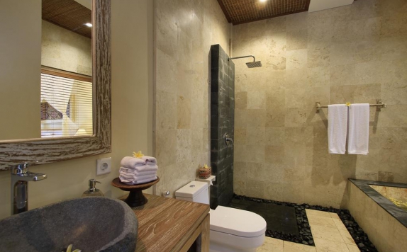 Tampilan Bathroom Hotel di The Alena Resort Ubud