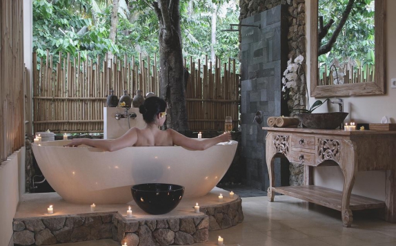 Tampilan Bathroom Hotel di The Alena Resort Ubud