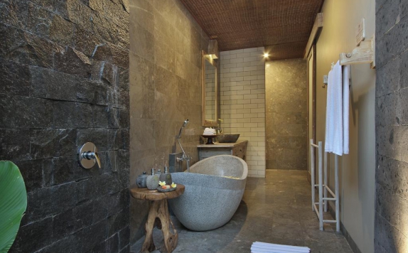 Tampilan Bathroom Hotel di The Alena Resort Ubud