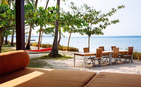 Outdoor Beach Dining di The Anandita