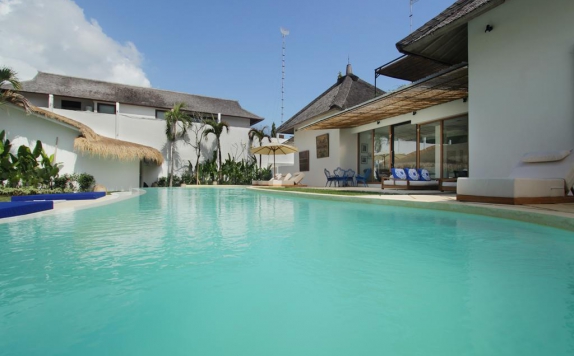 Outdoor Pool Hotel di The Apartment Umalas