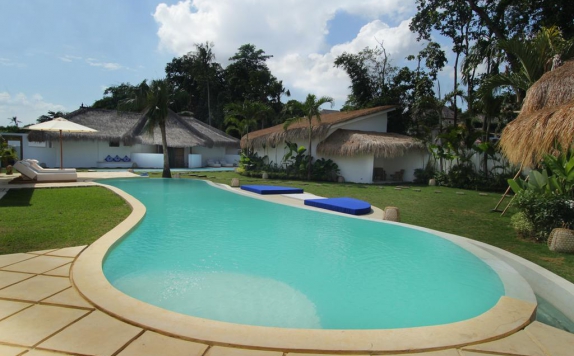 Outdoor Pool Hotel di The Apartment Umalas