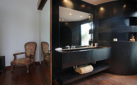 Tampilan Bathroom Hotel di The Apartment Umalas