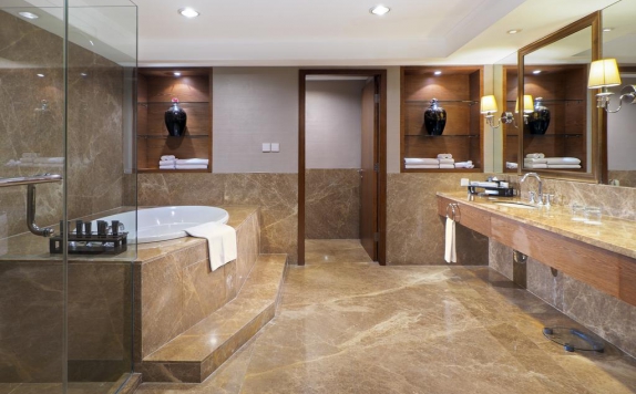 Bathroom di The Aryaduta Hotel Medan