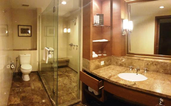 Bathroom di The Aryaduta Hotel Medan