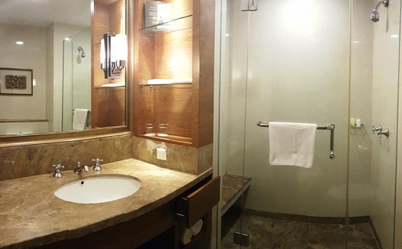Bathroom di The Aryaduta Hotel Medan