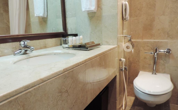 Tampilan Bathroom Hotel di The Aryaduta Jakarta