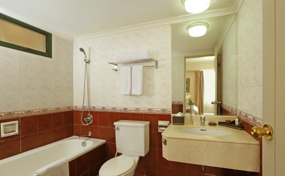 Bathroom di The Aryaduta Suites Hotel Semanggi