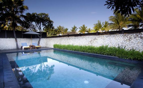 swimming pool di The Bali Khama