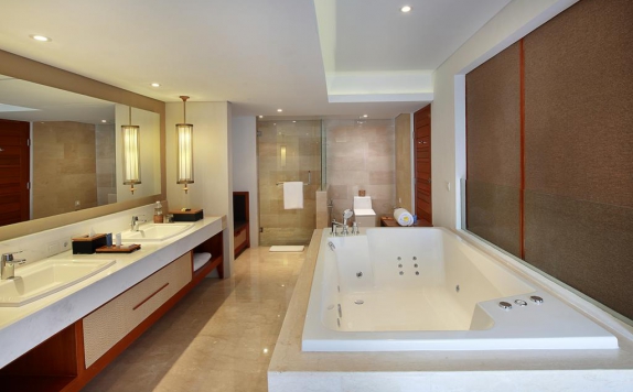 Tampilan Bathroom Hotel di The Bandha Hotel & Suites