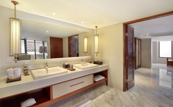 Tampilan Bathroom Hotel di The Bandha Hotel & Suites