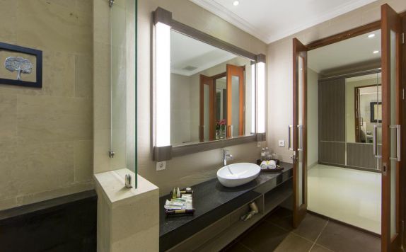 bathroom di The Banyumas Suite Villa Legian