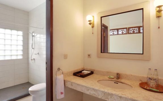 Bathroom di The Batu Belig Resort & Spa